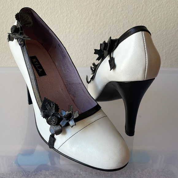 Vintage N.Y.L.A. Black & White Floral Pumps - Picture 2 of 3